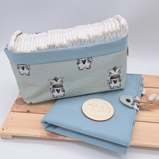 Unser Aufbewahrungskörbchen mit fröhlichen Motiven bietet ausreichend Platz für bis zu 36Stk. Windeln. Es kann später als Aufbewahrung für Kleinkram oder Spielzeug verwendet werden. Oder als Brotkörbchen.