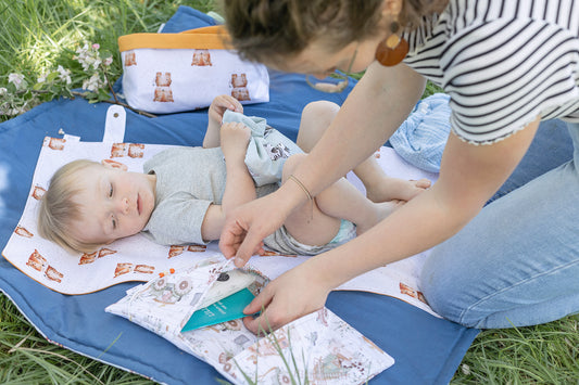 WINDELTASCHE für unterwegs | Platz für Windel, Feuchttücher und Co - wasserabweisende Feuchttücherseite - inklusive Probe Windel und Feuchttücher von Lillydoo
