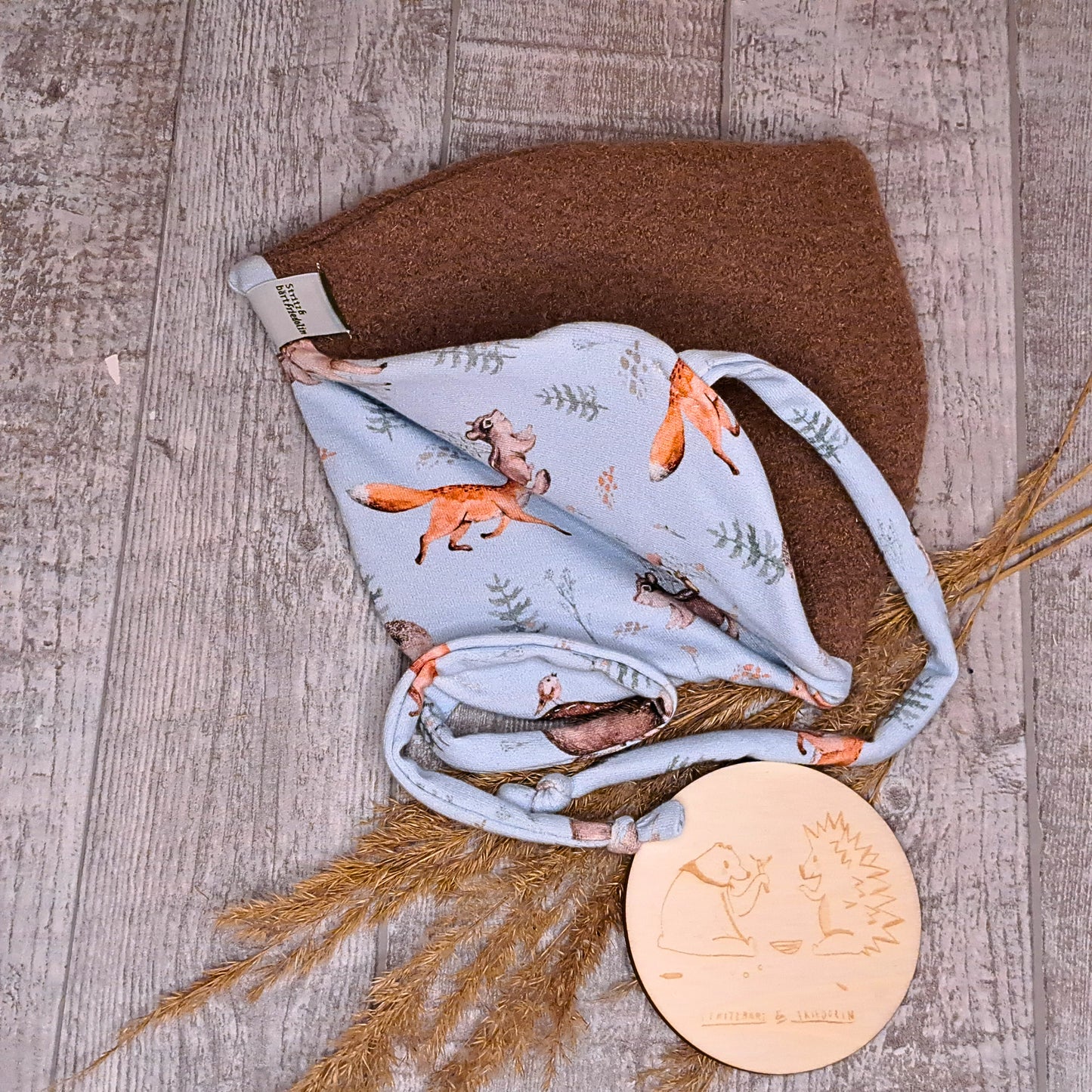 Zwergenmütze, Herbstmütze, Wintermütze, niedlicher Schnitt, Ohrenschützend, Wind- und Wetter, Wollwalk, Jersey, Dunkelbeige, Waldtiere, Jungs und Mädchen