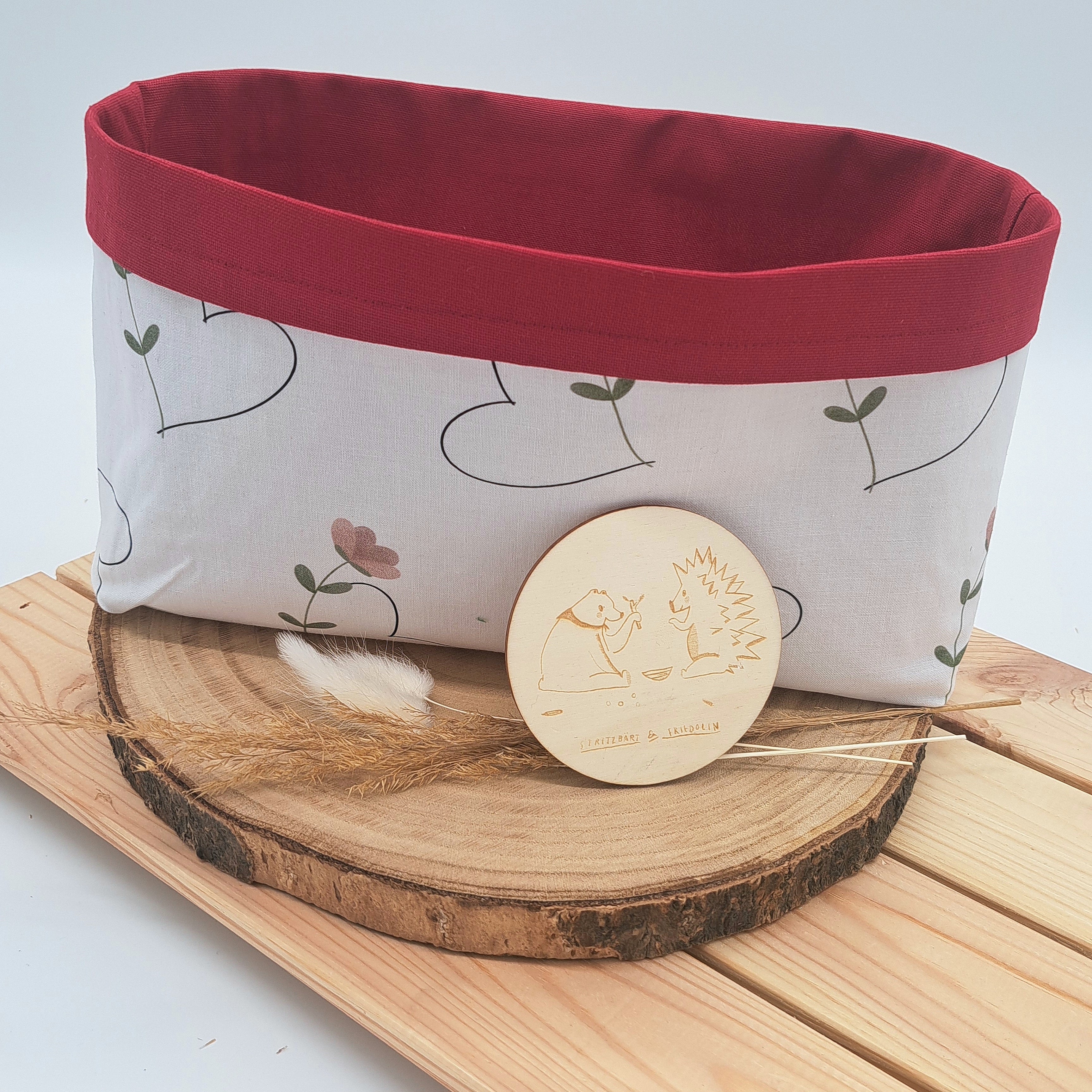 Unser Aufbewahrungskörbchen mit fröhlichen Motiven bietet ausreichend Platz für bis zu 36Stk. Windeln. Es kann später als Aufbewahrung für Kleinkram oder Spielzeug verwendet werden. Oder als Brotkörbchen. Auf diesem Bild ist das Utensilo mit dem Muster 