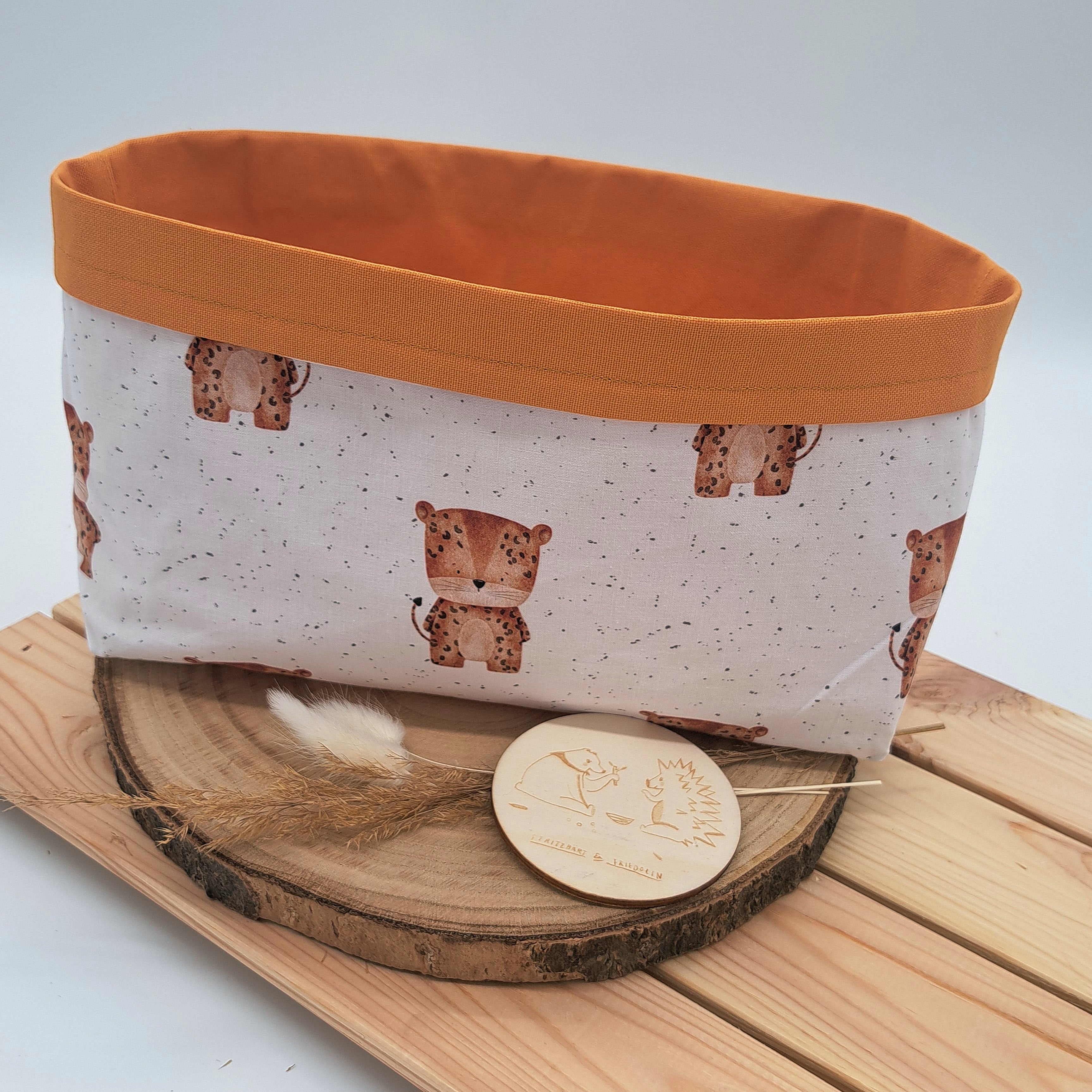 Unser Aufbewahrungskörbchen mit fröhlichen Motiven bietet ausreichend Platz für bis zu 36Stk. Windeln. Es kann später als Aufbewahrung für Kleinkram oder Spielzeug verwendet werden. Oder als Brotkörbchen. Auf diesem Bild ist das Utensilo mit dem Muster 