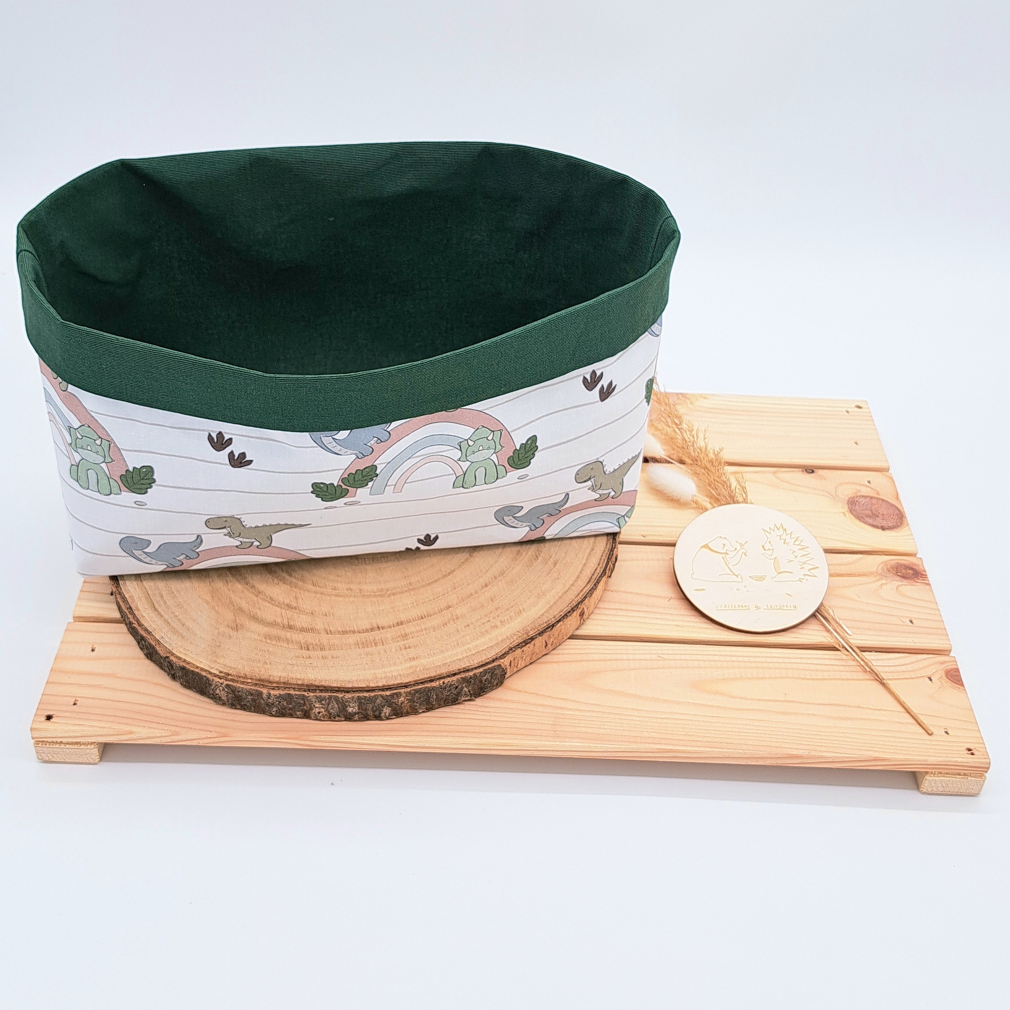 Unser Aufbewahrungskörbchen mit fröhlichen Motiven bietet ausreichend Platz für bis zu 36Stk. Windeln. Es kann später als Aufbewahrung für Kleinkram oder Spielzeug verwendet werden. Oder als Brotkörbchen. Auf diesem Bild ist das Utensilo mit dem Muster 