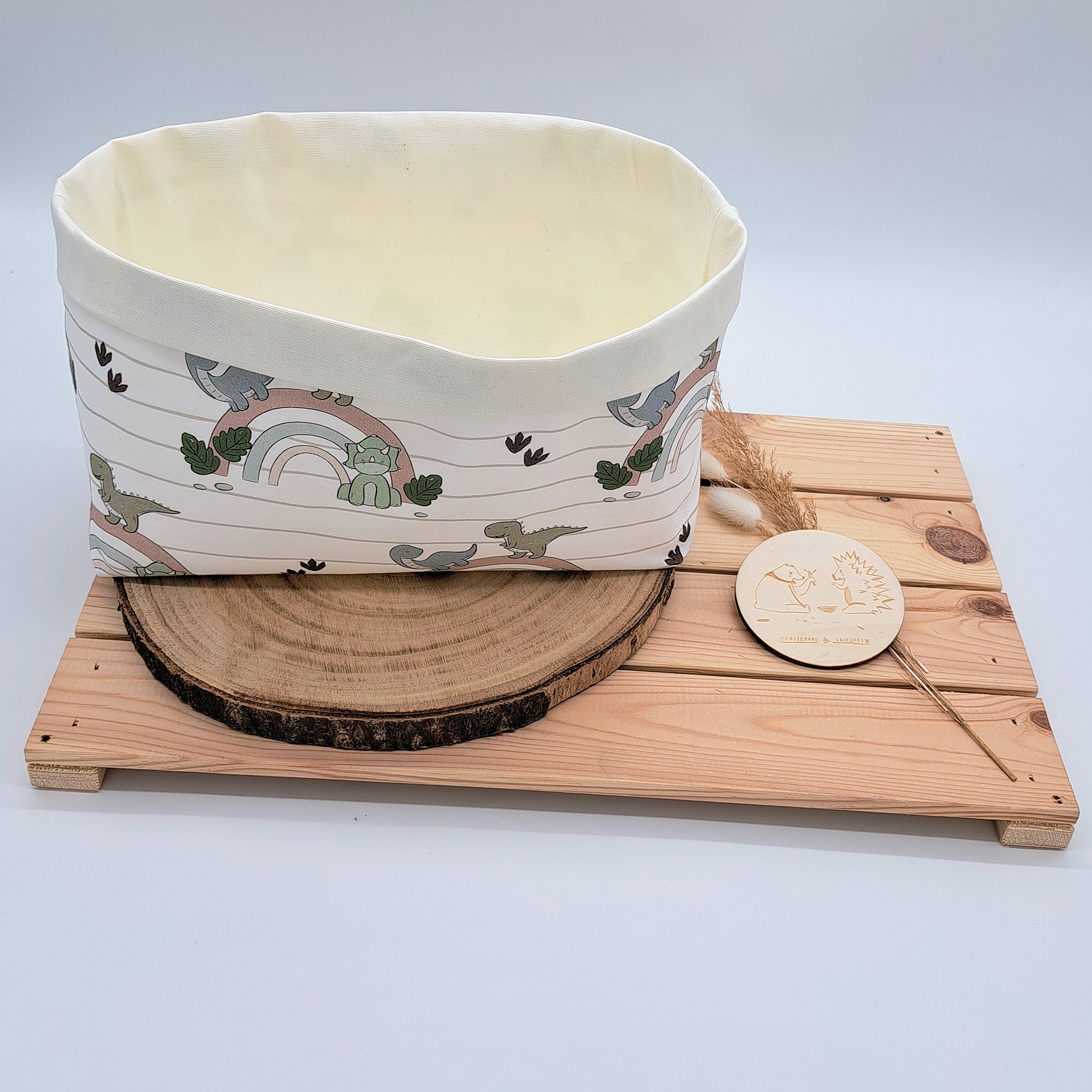 Unser Aufbewahrungskörbchen mit fröhlichen Motiven bietet ausreichend Platz für bis zu 36Stk. Windeln. Es kann später als Aufbewahrung für Kleinkram oder Spielzeug verwendet werden. Oder als Brotkörbchen. Auf diesem Bild ist das Utensilo mit dem Muster 