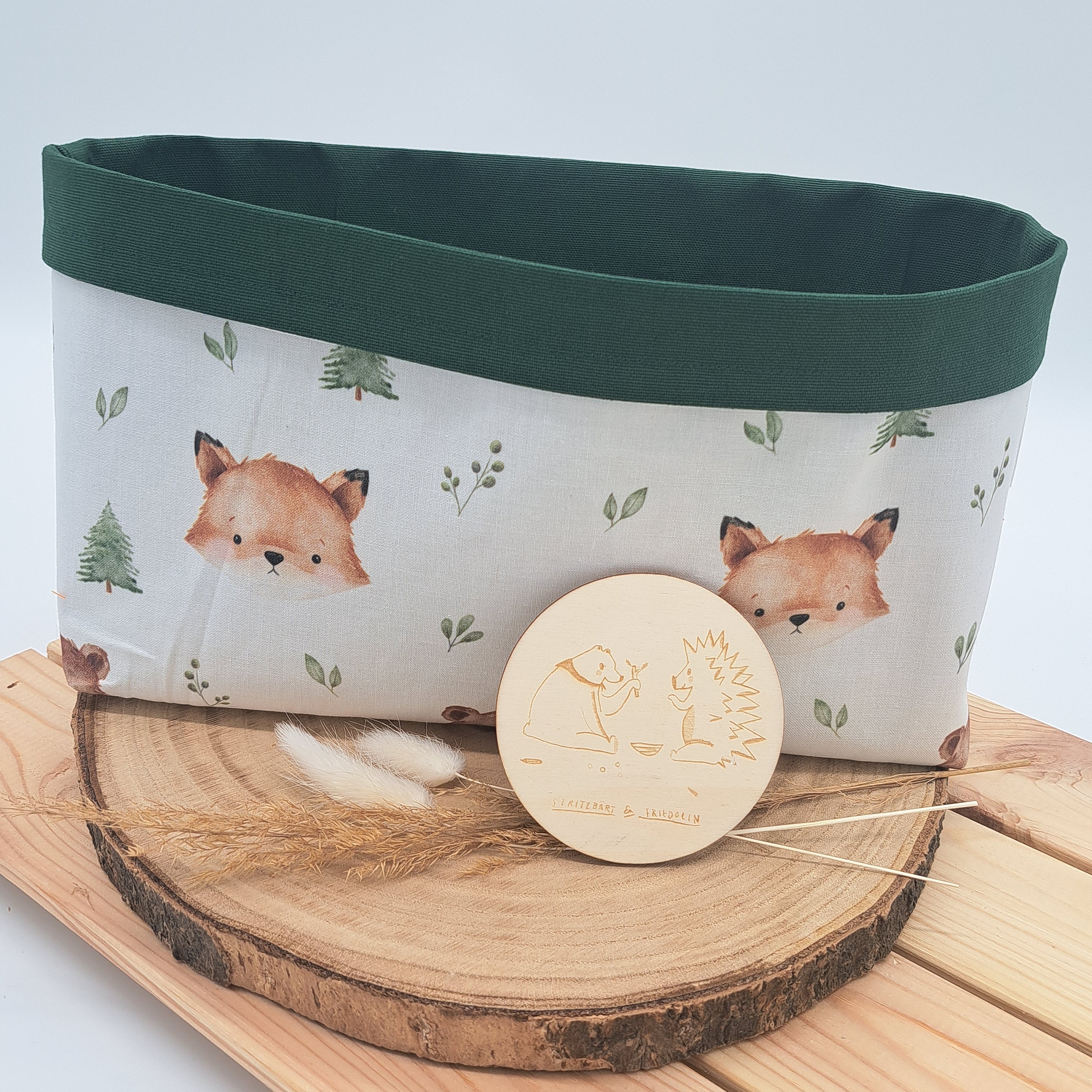 Unser Aufbewahrungskörbchen mit fröhlichen Motiven bietet ausreichend Platz für bis zu 36Stk. Windeln. Es kann später als Aufbewahrung für Kleinkram oder Spielzeug verwendet werden. Oder als Brotkörbchen. Auf diesem Bild ist das Utensilo mit dem Muster 