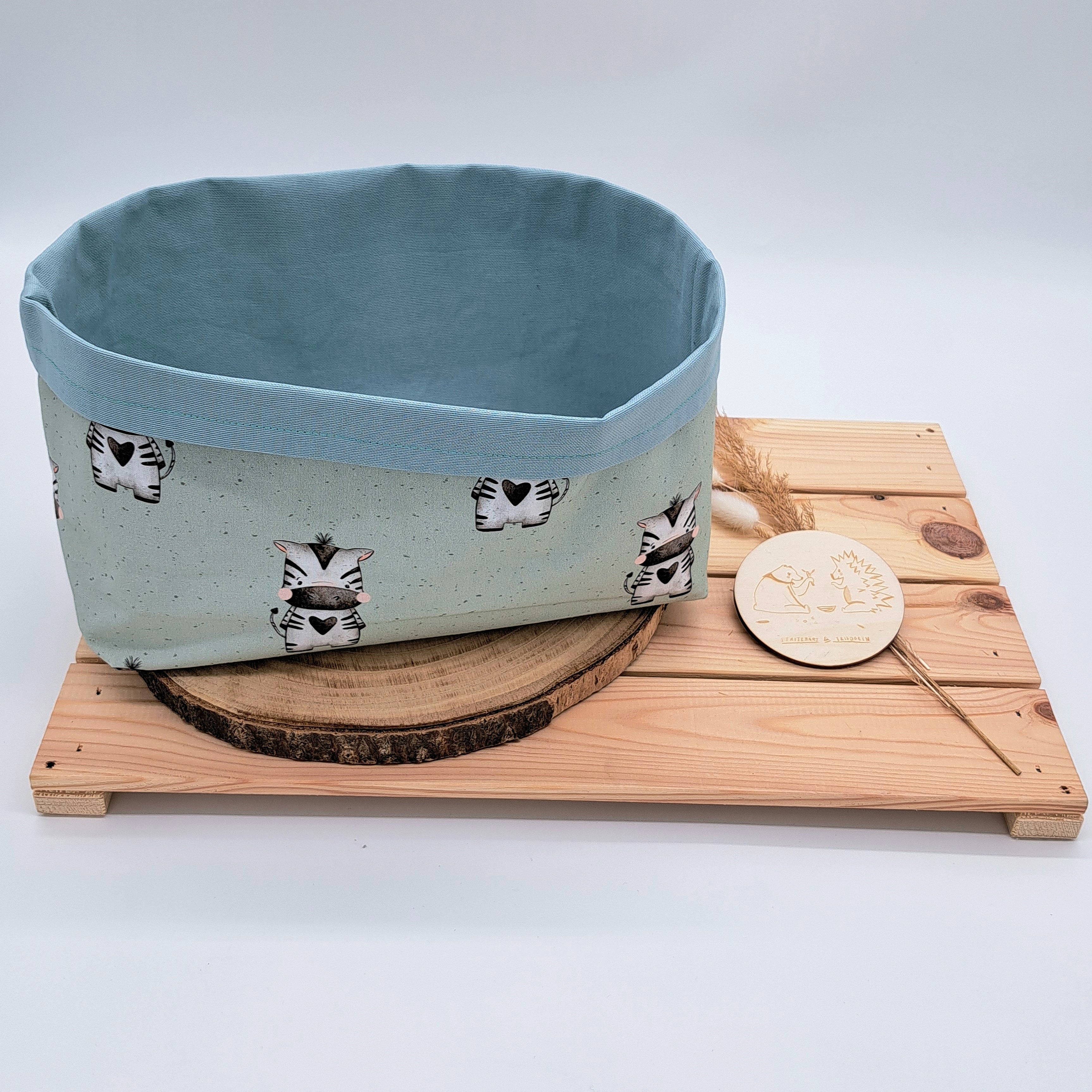 Unser Aufbewahrungskörbchen mit fröhlichen Motiven bietet ausreichend Platz für bis zu 36Stk. Windeln. Es kann später als Aufbewahrung für Kleinkram oder Spielzeug verwendet werden. Oder als Brotkörbchen. Auf diesem Bild ist das Utensilo mit dem Muster 