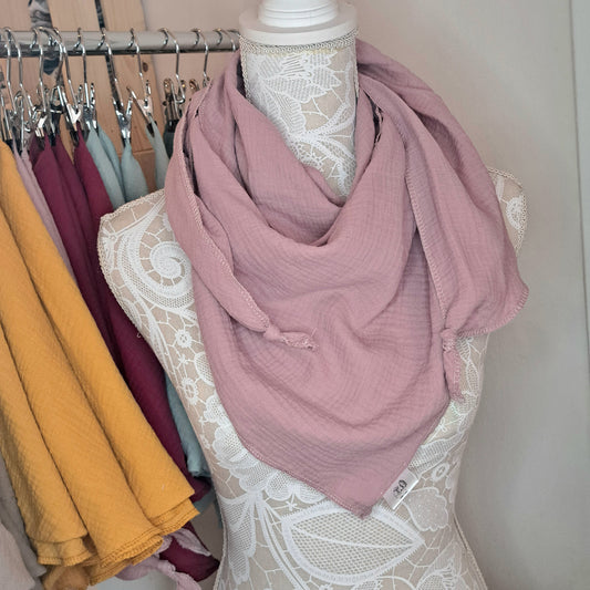 Produktansicht und Bindevariante auf Schaufensterpuppe, Farbübersicht der Tücher im Hintergrund