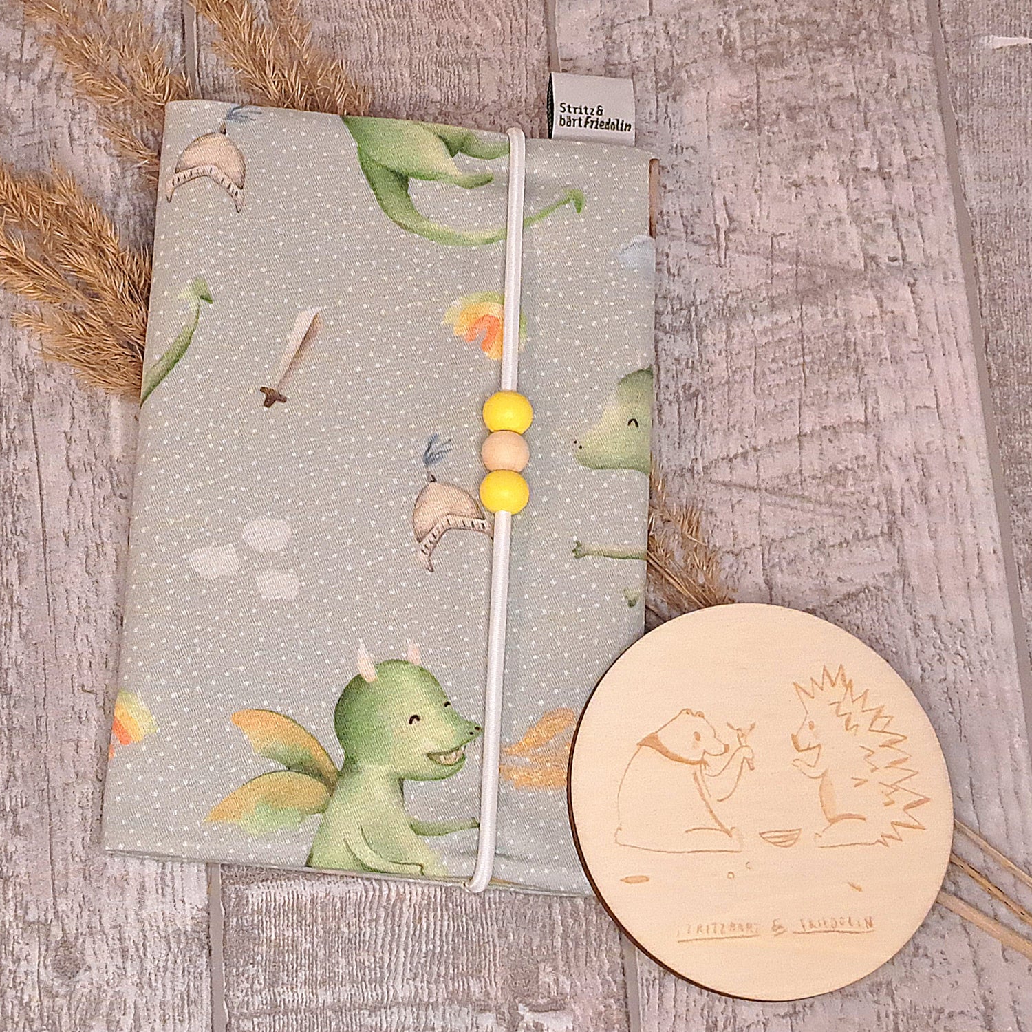 Mutterkindpasshülle, Dokumentenschutz, Ecardschutz, Begleiter, Schwangerschaft, kleiner Drache, gelbe Perlen, Gummiband