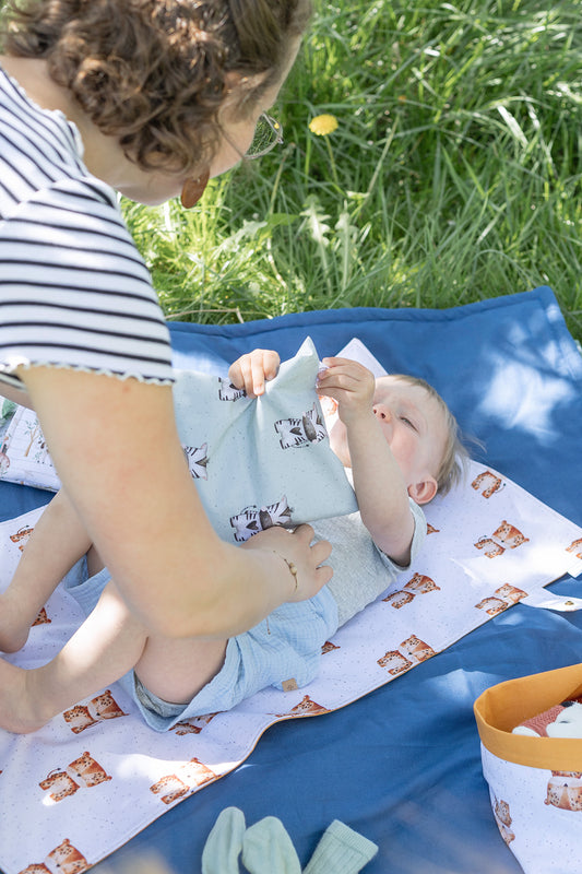 WICKELUNTERLAGE für Unterwegs | für ein hygienisches und sauberes Wickeln unterwegs - abwischbar und leicht gepolstert für mehr Komfort
