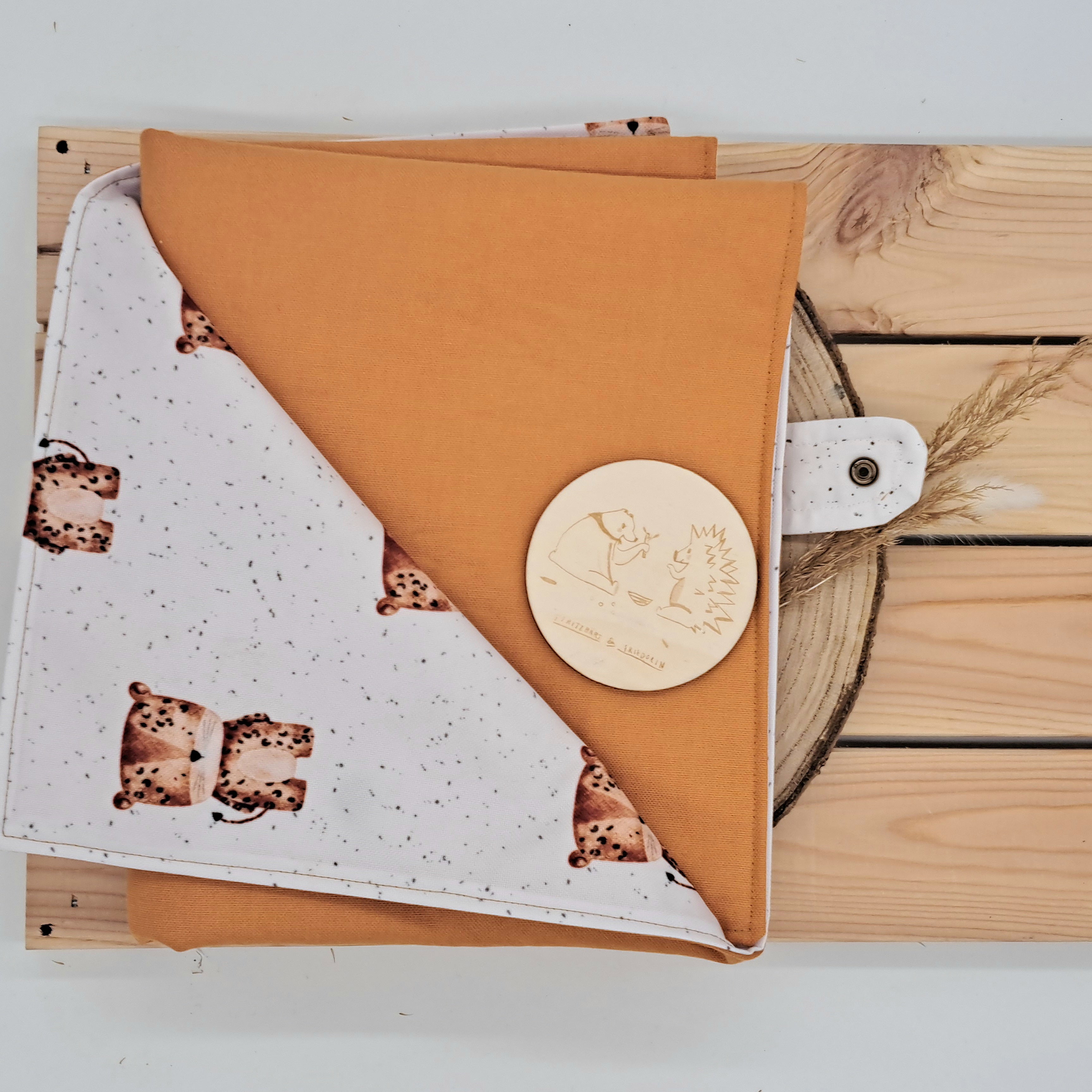 Wickelunterlage zum Mitnehmen für das praktische Wickeln unterwegs. Die Unterlage ist ca. 43cm X 80cm groß, bestehend aus zwei Stofflagen und einer leichten Polsterung.